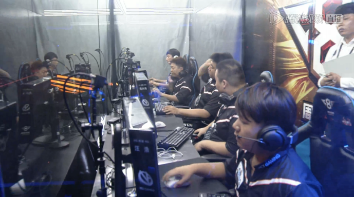 AL Club 发布了最终化妆的幕后照片：红熊猫的幕后照片来了~