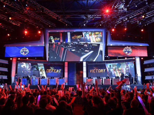 反诈细节：非法 App 提现时的“银行维护”。（反诈提示：不法应用提现多以“银行维护”为借口）